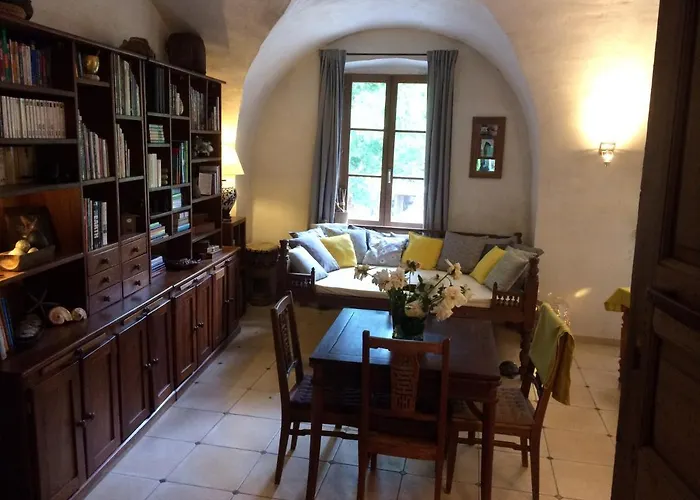 Le Val D'ailleurs Bed & Breakfast 3*