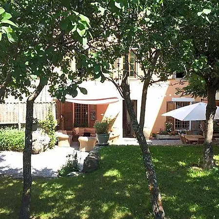 Le Val D'ailleurs Bed & Breakfast 3*