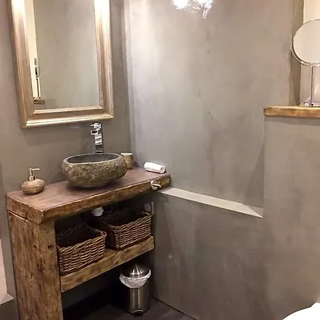 Le Val D'ailleurs Bed & Breakfast 3*