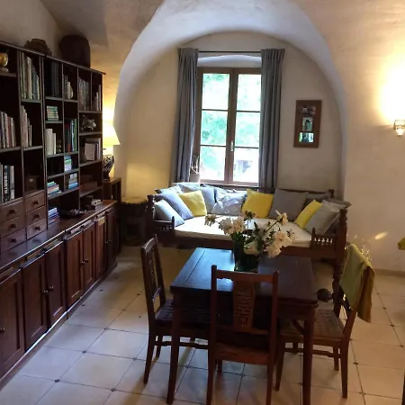 Le Val D'ailleurs לינה וארוחת בוקר 3*