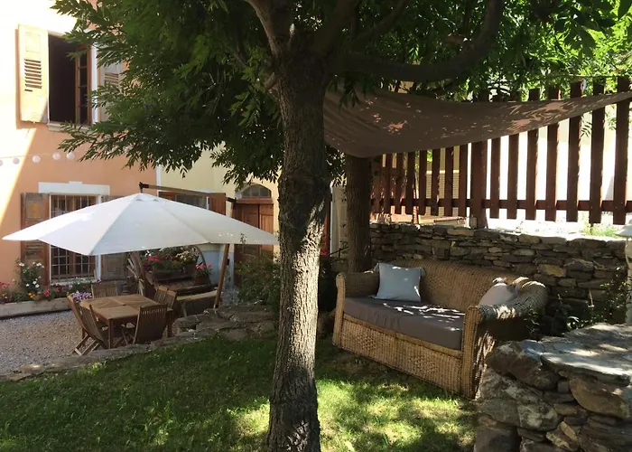 Le Val D'ailleurs Bed and Breakfast 3*